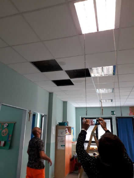 ORBASSANO - Crollano tre pannelli del controsoffitto in un'aula della materna Gamba