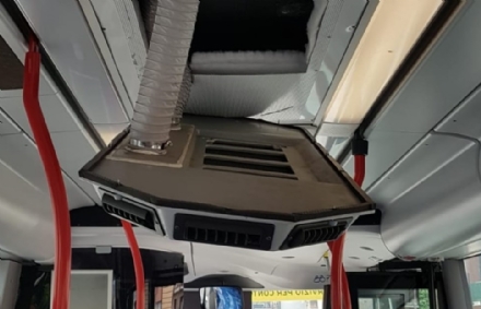 MONCALIERI - Paura in strada Genova sull'autobus 81: si stacca il condizionatore dal soffitto