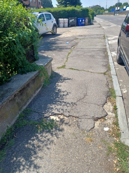 MONCALIERI - Marciapiedi trappola in via Juglaris: troppe disconnessioni e i residenti protestano