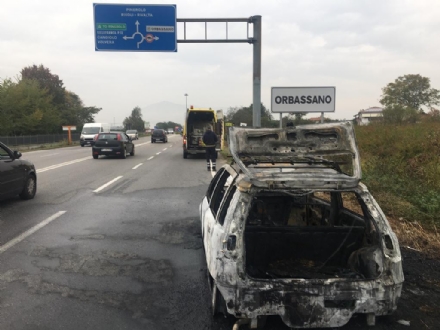 ORBASSANO - Brucia auto in marcia, paura in circonvallazione
