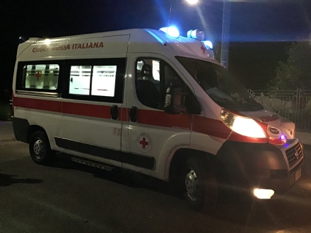 MONCALIERI - Precipita dal cestello del camion mentre installa le luminarie di Natale: operaio 25enne grave in ospedale