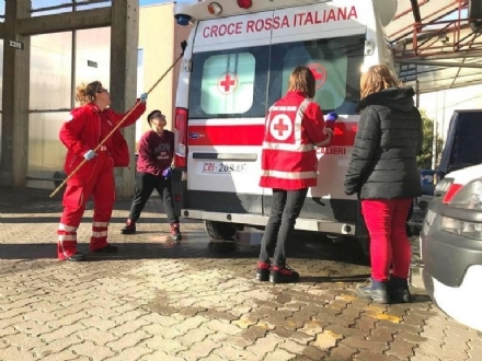 MONCALIERI - A casa da scuola forzati? E loro lavano le ambulanze della Croce Rossa