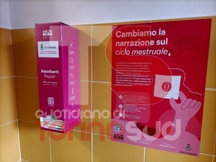NICHELINO - Installati i dispenser di assorbenti gratuiti nelle scuole e uffici comunali