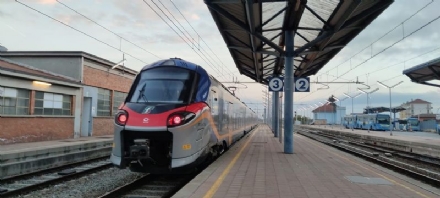 MONCALIERI - Devasta una vetrata della stazione ferroviaria: 25enne denunciato