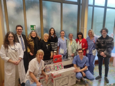 MONCALIERI - I doni alla pediatria del Santa Croce dopo la campagna di Natale organizzata da Apidicarta