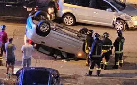 CARIGNANO - Incidente stradale in centro, auto si ribalta in mezzo alla carreggiata