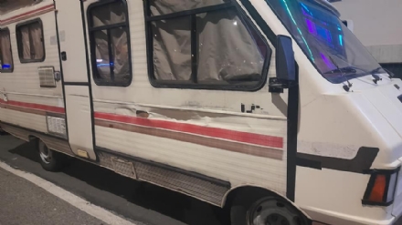 MONCALIERI - Pirati della strada finiscono contro un camper e poi scappano