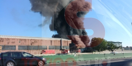 INCENDIO IN AZIENDA A SETTIMO - Enorme colonna di fumo nero su tutta Torino - FOTO