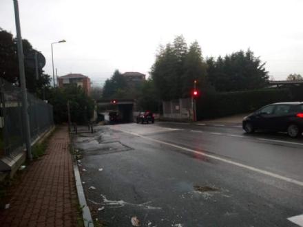 MONCALIERI - Il semaforo del sottopasso si guasta sul rosso, ma le auto passano lo stesso