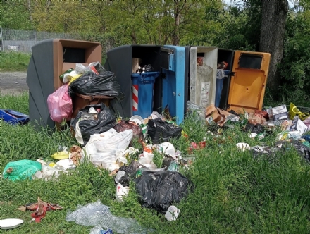 NICHELINO - Gli incivili al parco Boschetto spargono rifiuti nel prato