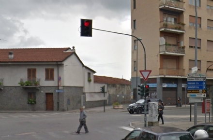 NICHELINO - Semaforo in tilt sul rosso tra via Trento e via Torino in piena notte