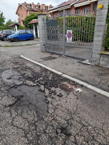 NICHELINO - Via Pateri cade sempre più a pezzi e (non solo) i residenti hanno perso le speranze di una manutenzione