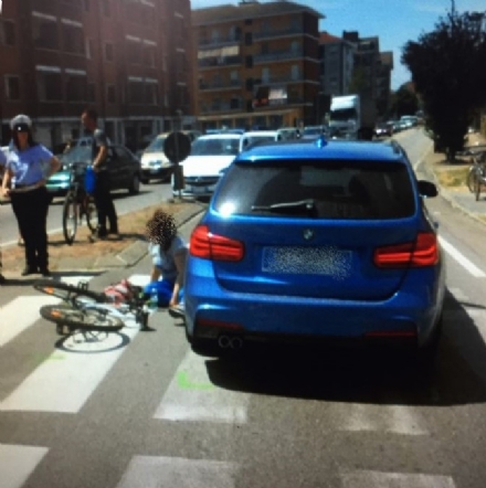 CARMAGNOLA - Giovane ciclista travolta in via Sales mentre attraversa sulle strisce