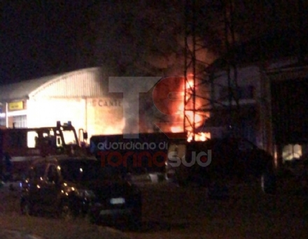 MONCALIERI - Grave incendio nella notte nel deposito di gomme di strada Carignano - LE FOTO -