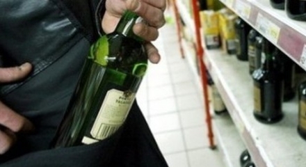 CARMAGNOLA -Tenta di rubare della grappa al supermarket: arrestata