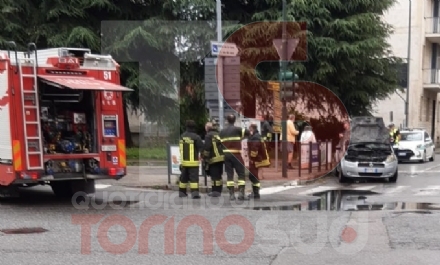 NICHELINO - Paura in via Trento per una vettura che prende fuoco mentre circola