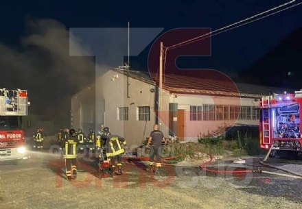 SANGANO - Incendio in un'azienda di bevande, fumo nero e aria irrespirabile fino a Bruino e Piossasco