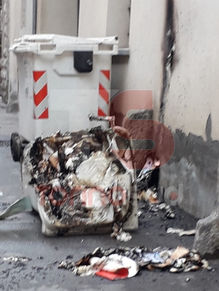 CARMAGNOLA - Piromane prende di mira i cassonetti della differenziata in centro città