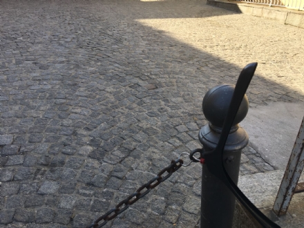 MONCALIERI - La preside del "Centro Storico" denuncia gli ambulanti della domenica