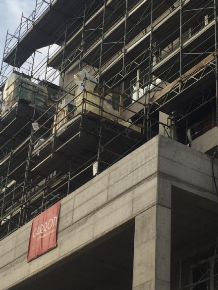 NICHELINO - Perde l'equilibrio e cade da un ponteggio nel cantiere della casa di riposo