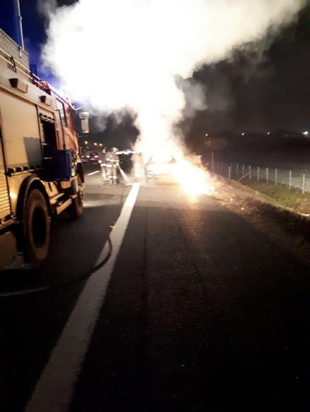 NICHELINO - Auto in fiamme in tangenziale: caos e lunghe code