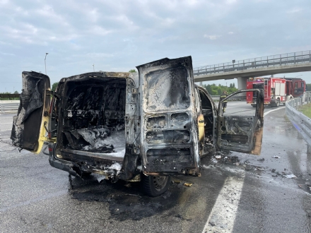 CARMAGNOLA - Furgoncino a fuoco in autostrada, intervento di pompieri e 118