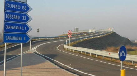 CARMAGNOLA - Il sindaco firma il progetto della variante est approvato in Città Metropolitana