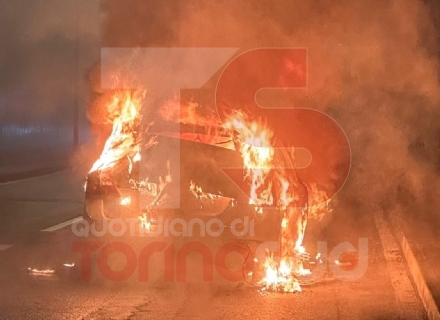 BEINASCO - Si schianta contro la rotatoria e poi prende fuoco la macchina