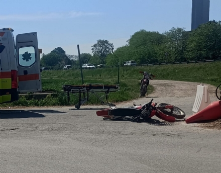 LA LOGGIA - Incidente auto-moto in via Piave, centauro in ospedale con l'elisoccorso