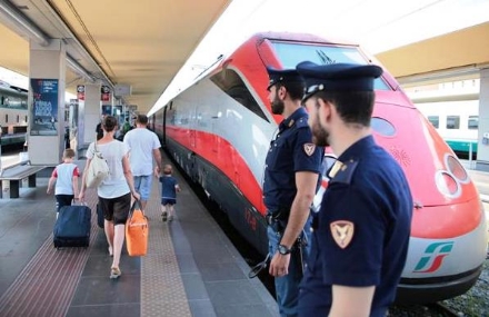 CARMAGNOLA - La Polfer allontana giovani molesti dalla stazione