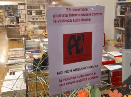 MONCALIERI - I negozi del centro storico si vestono di rosso per la giornata contro le violenze
