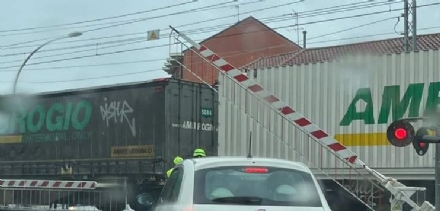NICHELINO - Passaggi a livello che restano aperti, il sindaco: 'Il problema c’è e Rfi deve risolvere'