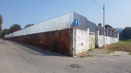 MONCALIERI - La fabbrica abbandonata in via Moncenisio chiude gli ingressi ai senza tetto