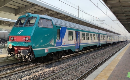 MONCALIERI - Cammina sui binari della ferrovia, circolazione sospesa per un'ora e caos per i pendolari