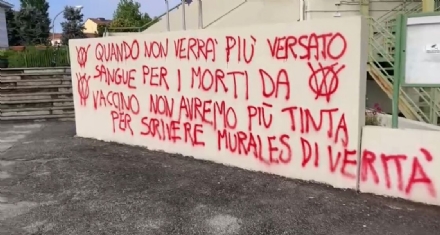 MONCALIERI - Scritte Novax imbrattano la scuola superiore Pininfarina