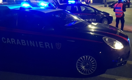 TERRORE A VINOVO - SI BARRICA IN CASA ARMATO DOPO LA LITE CON LA MADRE, IRRUZIONE DEI CARABINIERI
