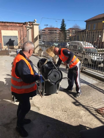 CARMAGNOLA - Volontari al lavoro al ponte di Pasqua per ripulire la città