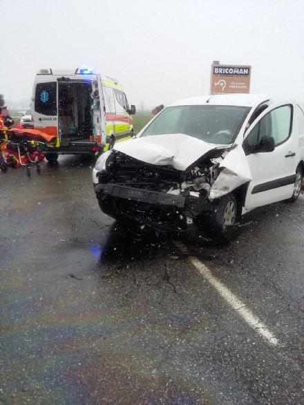 CANDIOLO - Incidente in via Pinerolo, auto delle Poste nel fossato