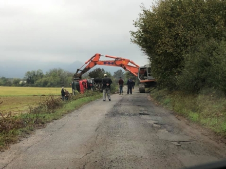 RIVALTA - Camion evita ciclista all'ultimo e si ribalta in via Mellano