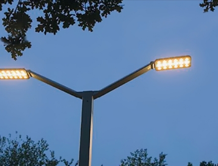 MONCALIERI - I pali della luce a led (più economici) verranno gestiti da Enel X