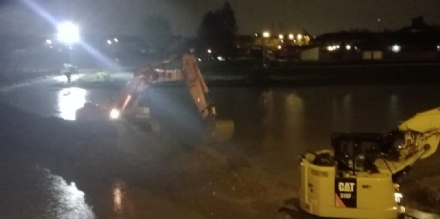 MALTEMPO - Il Chisola scende di un metro, notte di lavoro per rinforzare gli argini