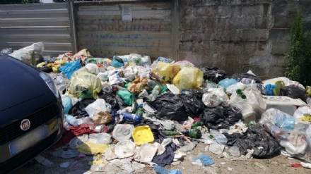 CARMAGNOLA - Appuntamento a «Carmagnola beach» per i forzati della tintarella, ma sulla spiaggia restano troppi rifiuti