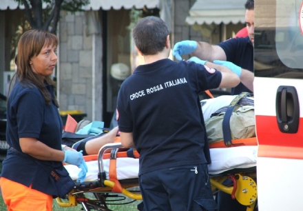 BRUINO - Una donna investita da un'auto mentre attraversa la strada: è grave al Cto