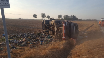 CARMAGNOLA - Camion carico di rifiuti si ribalta sulla provinciale per Poirino: ferito il conducente