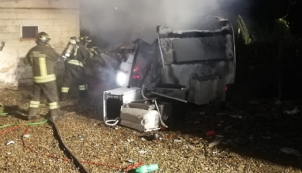 PIOSSASCO - A fuoco nella notte una roulotte nel campo nomadi