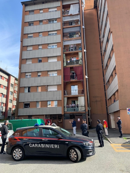 NICHELINO - Carabinieri alle case popolari per la questione degli scaldabagni