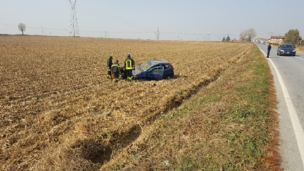 CARMAGNOLA - Esce di strada e finisce in un campo. Automobilista ricoverata al Cto
