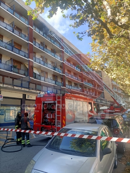 MONCALIERI - Incendio in un appartamento di corso Savona 6, fiamme alte e colonna di fumo densa - LE FOTO -