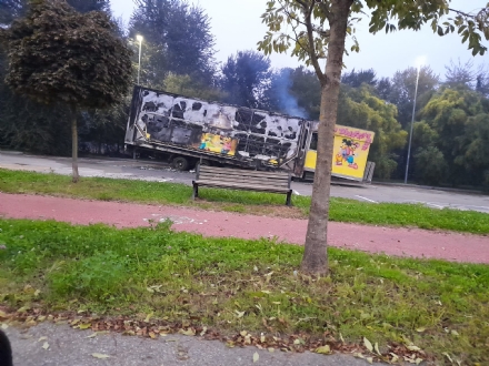 NICHELINO - A fuoco il rimorchio di un carro delle giostre: ipotesi dolo