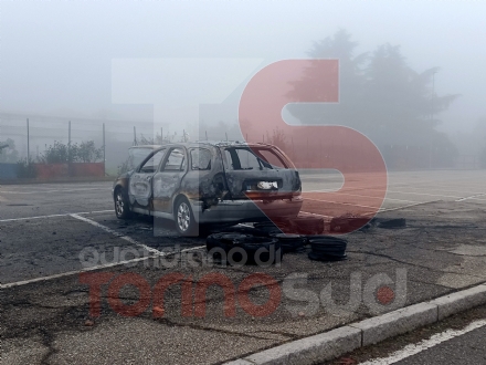 NICHELINO - Incendio coinvolge un'auto davanti al cimitero